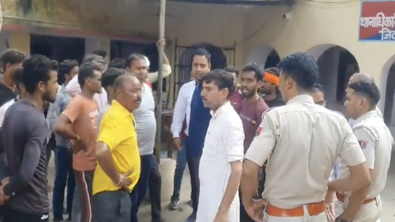 खाटू श्याम यात्रा पर हमला, पोस्टर फाड़े, बस ड्राइवर को पीटा… राजस्थान में रशीद और साजिद की गुंडागर्दी, MLA शाफिया और ‘मेवात विकास बोर्ड’ के अध्यक्ष ज़ुबैर खान के खिलाफ नारेबाजी