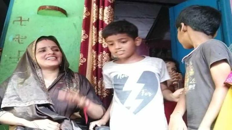 सीमा हैदर ने लगाया ‘जय श्री राम’ का नारा, बेटे फरहान ने हाथ जोड़ पढ़ी हनुमान चालीसा: कहा- जाना चाहती हूँ अयोध्या और मथुरा