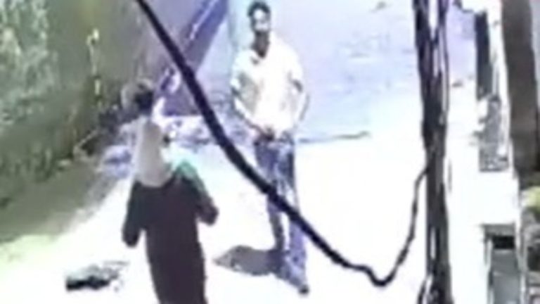 बेटी को कँधे पर बिठाकर जा रहा था पिता, साथियों के साथ आया तारिक और गोली मारकर चला गया: Video वायरल