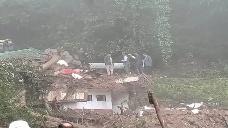 हिमाचल-उत्तराखंड में भारी बारिश से फिर तबाही: शिमला में शिव मंदिर ढहने से 9 की मौत, सोलन में बादल फटने से 7 की गई जान, नदी में समा गई कॉलेज