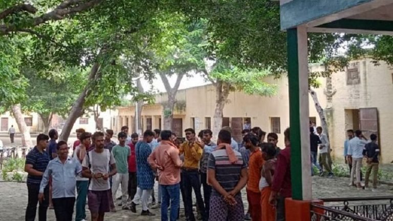 इंटर कॉलेज में टीका लगाने और कलावा पहनने से रोकता है टीचर, निकालने की देता था धमकी: छात्रों किया हंगामा, शिक्षक ने माँगी माफी