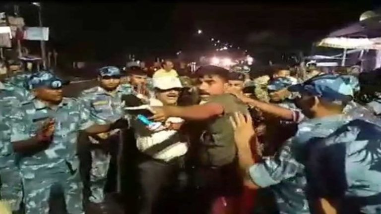 मुहर्रम के दिन मंदिर पर हुआ हमला, कार्रवाई के लिए अनशन पर बैठे BJP नेता को घसीटकर ले गई बिहार पुलिस: पत्रकारों को भी पीटा