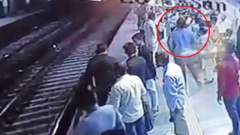 रेलवे स्टेशन की भीड़भाड़ में हुई ‘टक्कर’ तो महिला के पति ने मारा थप्पड़, ट्रैक पर गिरकर ट्रेन से कटा: मुंबई की घटना, Video वायरल