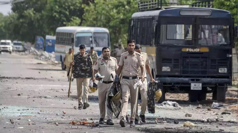 अल्लाहू अकबर के नारे, रास्ता रोकने के लिए सड़क पर बड़े-बड़े पत्थर: मेवात में पुलिस पर इस्लामी भीड़ ने कैसे किया हमला, 7 FIR में दर्ज है डिटेल