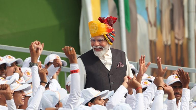 किराये के घर में रहने वालों को तोहफा, सस्ती दवाओं के लिए 25000 ‘जन औषधि केंद्र’ का लक्ष्य, रेहड़ी वालों के लिए ‘विश्वकर्मा योजना’: लाल किले से PM मोदी की 3 गारंटी