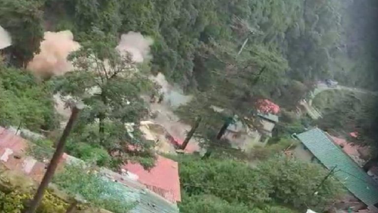 हिमाचल प्रदेश में बारिश-भूस्खलन से अब तक 60 मौतें, 26 लापता: कई मकान ढहे, बोले CM- दिखे दरार तो खाली कर दें घर