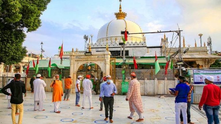 अजमेर दरगाह पर नहीं दिया नजराना तो बाल छीले, काट दी आधी मूँछे; 3 खादिम गिरफ्तार: दोस्त मनीष के साथ जियारत करने गए थे सरवर हुसैन