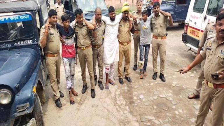 शहवाज-फैसल घायल, अरबाज की टूट गई टांग… यूपी पुलिस से हथियार छीन कर भाग रहे थे: स्कूली छात्रा का दुपट्टा खींचा, फिर बाइक से कुचल कर मार डाला था