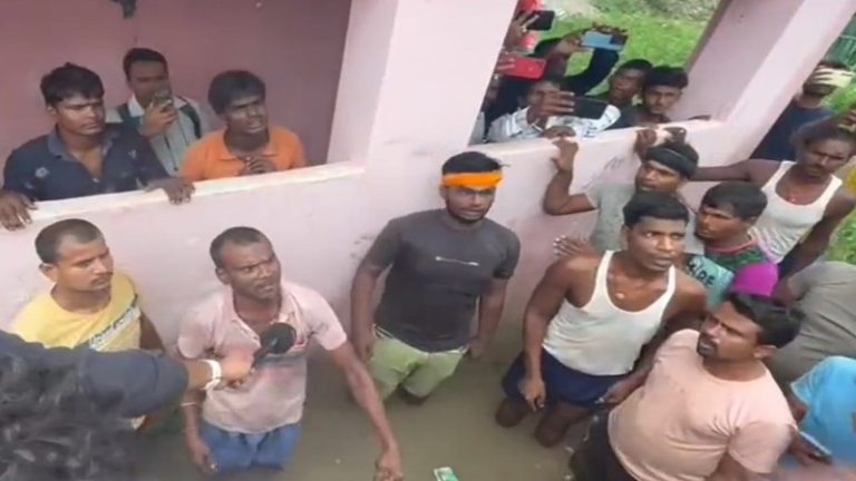 बिहार के मंदिर में शिवलिंग को कर दिया खंडित, ग्रामीण ने लिया जावेद का नाम, बोले- मुर्गा-दारू पार्टी के बाद मंदिर में फेंक देते हैं अवशेष: सड़क पर उतरे आक्रोशित लोग