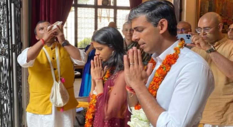 गले में भगवा गमछा, आँखों में ईश्वर भक्ति: PM बनकर नहीं, ‘प्राउड हिन्दू’ होकर ऋषि सुनक ने अक्षरधाम मंदिर में की पूजा