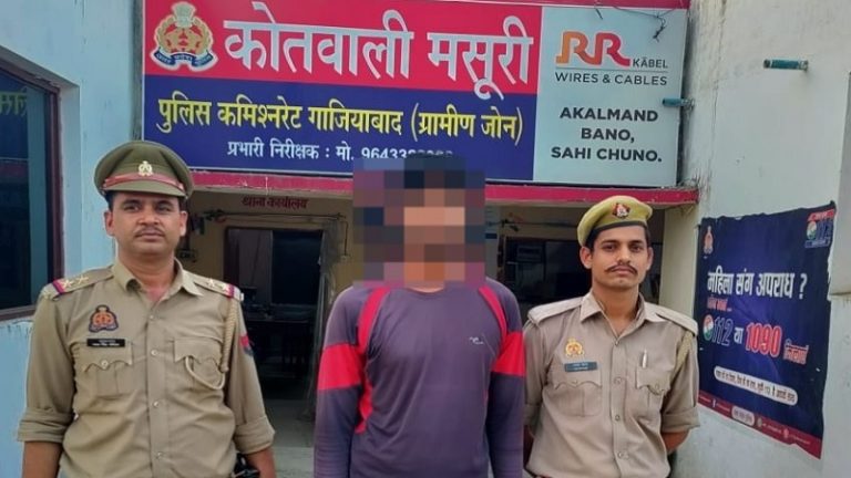 पैंट की जिप खोलकर प्राइवेट पार्ट दिखा रहा था पूर्व कॉन्स्टेबल, पकड़ने को दौड़ी महिला… पीछे से आ रही कार से लगी टक्कर, अस्पताल में तोड़ा दम