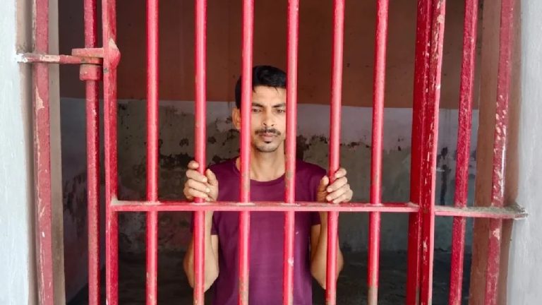 घायल राजकुमार अग्रहरि को इस्लामी भीड़ ने पुलिस जीप से निकाला, मार डाला… 16 साल बाद धराया गोरखपुर दंगों का मास्टमाइंड शमीम, तब CM योगी को भी जाना पड़ा था जेल