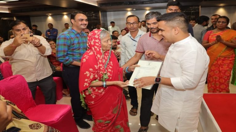 ‘मुस्कुराइए… अब आप भारत के नागरिक हैं’: इस्लामी मुल्कों से भागकर आए 108 हिंदुओं को अहमदाबाद में मिली नागरिकता, बोले- यही हमारे लिए स्वर्ग