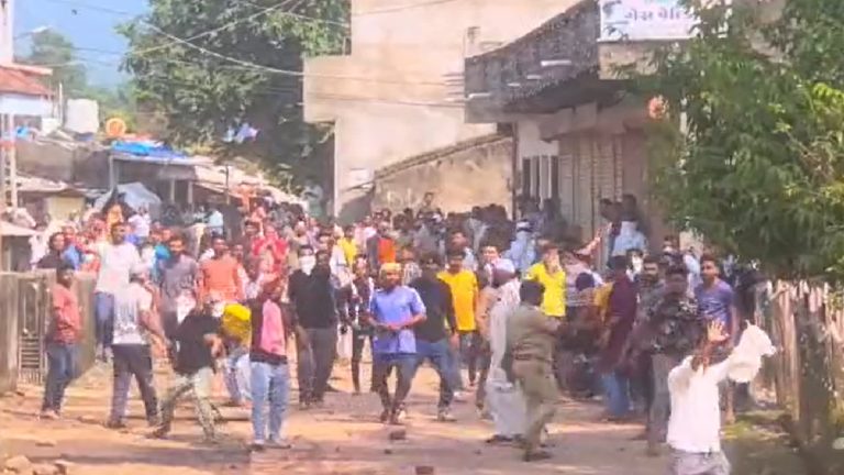 गुजरात के नर्मदा में नूहं जैसा हमला: बजरंग दल की शौर्य यात्रा पर मुस्लिम भीड़ ने की पत्थरबाजी, दुकानों में आगजनी