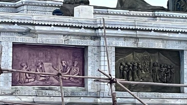 संतों की सभा के बाद गुजरात के सालंगपुर मंदिर से हटाए गए विवादित चित्र, स्वामी सहजानंद के सेवक के तौर पर प्रदर्शित किए गए थे हनुमानजी