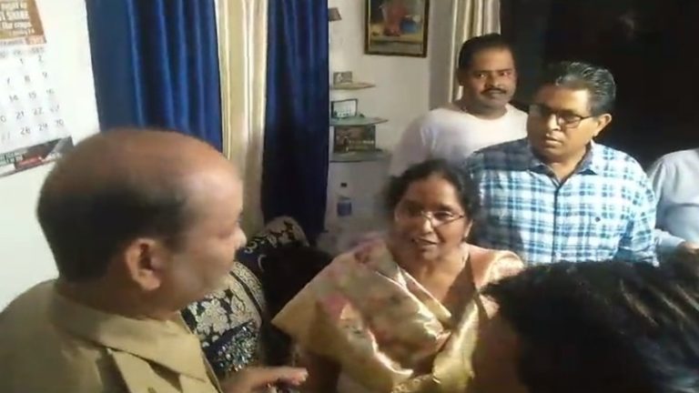 ‘अकेले ईसाई बनने पर मिलेंगे ₹50000, पूरा परिवार कन्वर्ट होगा तो FREE में घर’: बच्चे को धर्मांतरण का लालच, चर्च के बाहर ‘बजरंग दल’ का प्रदर्शन