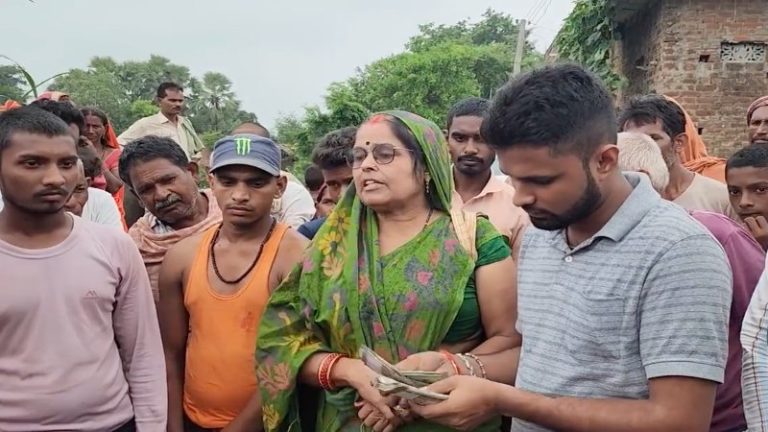 जेल में बंद मनीष कश्यप की माँ ने जहानाबाद में 6 मजदूरों को दी आर्थिक मदद: कहा- तमिलनाडु में मारपीट के बाद बिहार लौटने को मजबूर हुए ये लोग