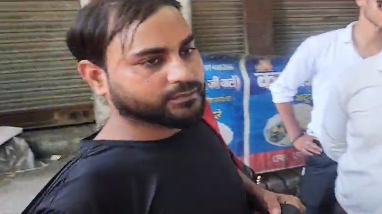 बबलू बन हिंदू लड़की के साथ लिव इन में रहा, माँ बनते ही छोड़ भागा: चुपके से बहन से किया निकाह, महिलाओं ने खुर्शीद को पकड़ पुलिस को सौंपा