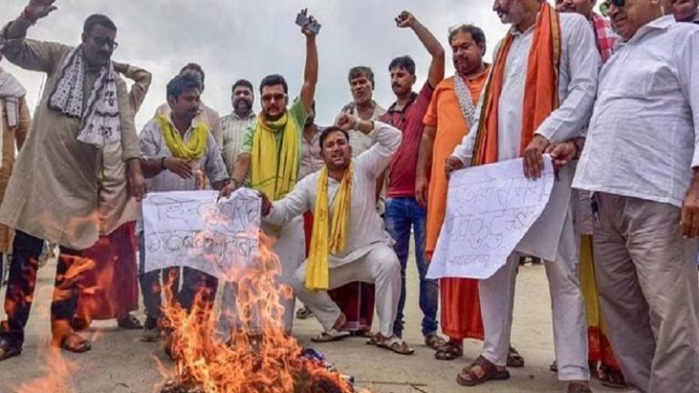 दिल्ली में सड़क पर उतरे साधु-संत, पुलिस ने तमिलनाडु भवन तक नहीं जाने दिया: सनातन विरोधी बयानों पर उदयनिधि स्टालिन का फूँका पुतला