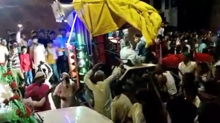 ताजिया जुलूस को लेकर भिड़ा मुस्लिमों का ही 2 पक्ष, जम कर हुई हिंसा और पत्थरबाजी: बीच-बचाव कर रहे बुजुर्ग को भी जड़ दी लाठी, चिड़ीमार टोले का वीडियो वायरल