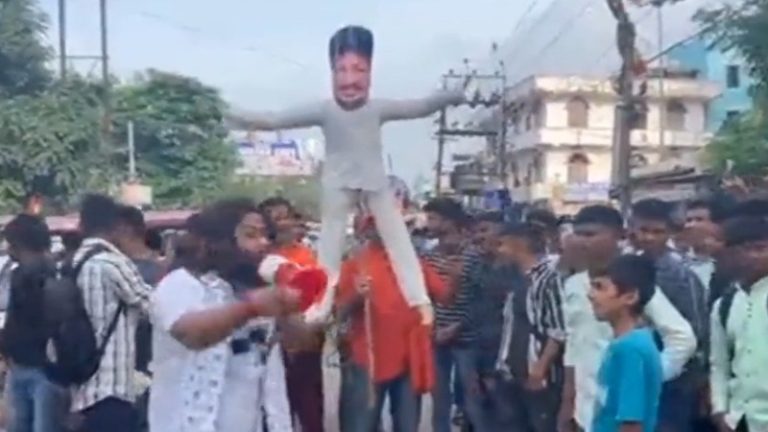 उदयनिधि स्टालिन के पुतले में घुसा दिया बाँस, बरसाए चप्पल-थप्पड़: हजारीबाग में सनातनी युवकों का गुस्सा सड़क पर, उत्तराखंड में भी शिकायत