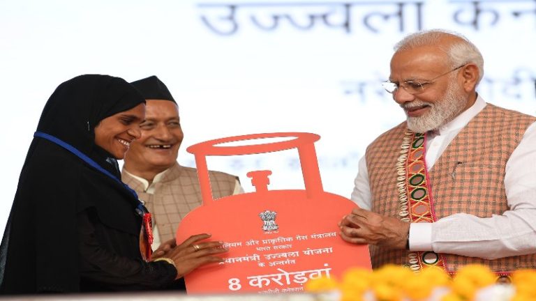 उज्ज्वला स्कीम को मोदी सरकार ने दिया विस्तार: 75 लाख महिलाओं को फ्री में मिलेगा LPG गैस कनेक्शन, पेट्रोलियम कंपनियों को ₹1650 करोड़