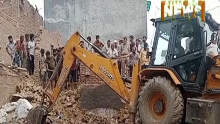 3 नाबालिगों की मौत, 4 का चल रहा इलाज, फरार सारिक की तलाश: 2 मंजिला मकान में चल रही पटाखा फैक्ट्री में ब्लास्ट, आसपास के घर भी क्षतिग्रस्त