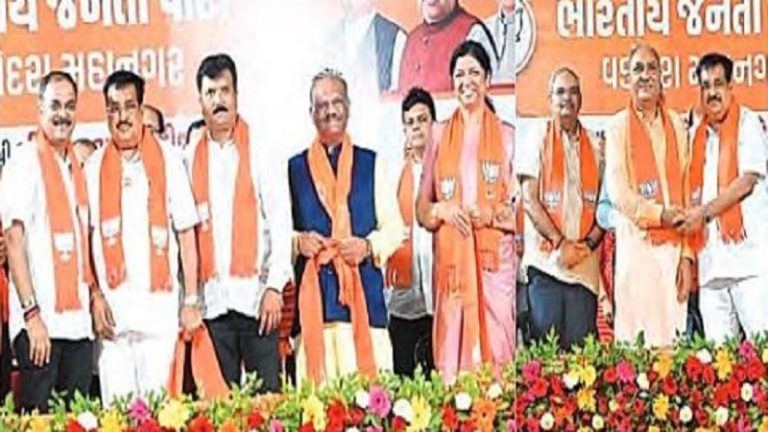 प्रभारी सिखा कर गए BJP से कैसे करना है मुकाबला, इधर सारे कॉन्ग्रेसी रोडशो कर BJP में हो गए शामिल: 1200+ नेता बने भाजपाई, कहा – सनातन का अपमान बर्दाश्त नहीं