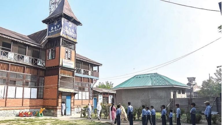 कश्मीर में 33 साल बाद आर्य समाज ने फिर से खोला अपना स्कूल: आतंकियों के कारण करना पड़ा था बंद, 370 निरस्त होने के बाद बदल रहे हालात