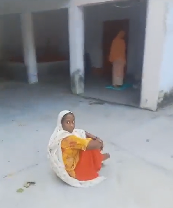 मंदिर में नमाज पढ़ती महिलाऐं
