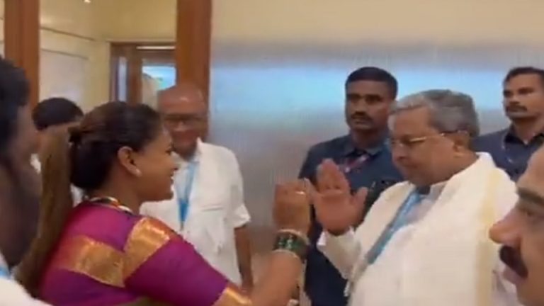 ममता बनर्जी के बाद अब कॉन्ग्रेसी CM सिद्दारमैया ने तिलक लगवाने से किया इनकार, आरती भी नहीं ली: हाथ से इशारा कर महिला को रोका