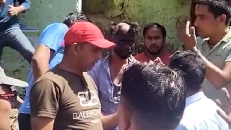 समुदाय विशेष के लड़के ने नाबालिग के साथ किया रेप, हुई गर्भवती: उत्तराखंड में लोगों ने पिटाई करने के बाद मुँह काला कर घुमाया