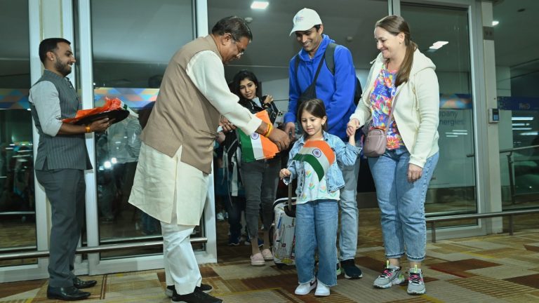‘ऑपरेशन अजय’ के तहत अब तक 6 उड़ान, 1300+ भारतीय लौट चुके हैं स्वदेश: नेपाल के भी लोगों को ला रही है मोदी सरकार