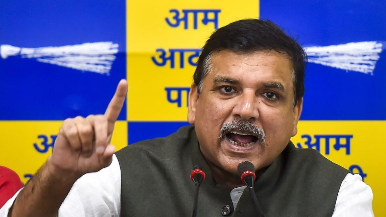 दिल्ली शराब घोटाले में AAP सांसद संजय सिंह गिरफ्तार, छापेमारी-पूछताछ के बाद ED ने की कार्रवाई