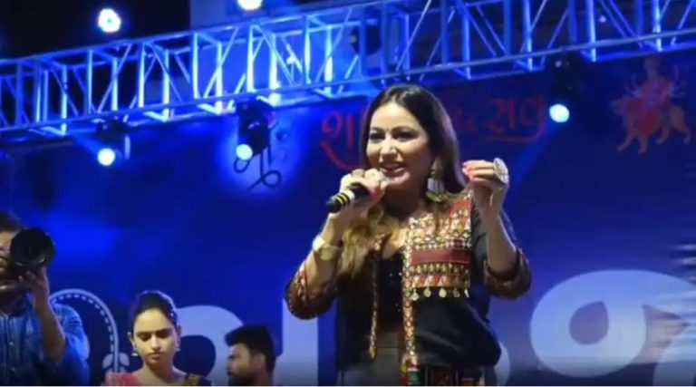 ‘वैलेंटाइन नहीं, नवरात्रि में करो सेटिंग’: अभिनेत्री ने गरबा कार्यक्रम में किया शक्ति के आराधना के पर्व का अपमान, आक्रोशित लोग बोले- माफी माँगो