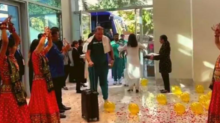 पाकिस्तानी क्रिकेट टीम का अहमदाबाद में लड़कियों ने नृत्य से किया स्वागत, सोशल मीडिया पर भड़के लोग: बताया- शर्मनाक और गैरजरूरी, BCCI पर भी उठाए सवाल