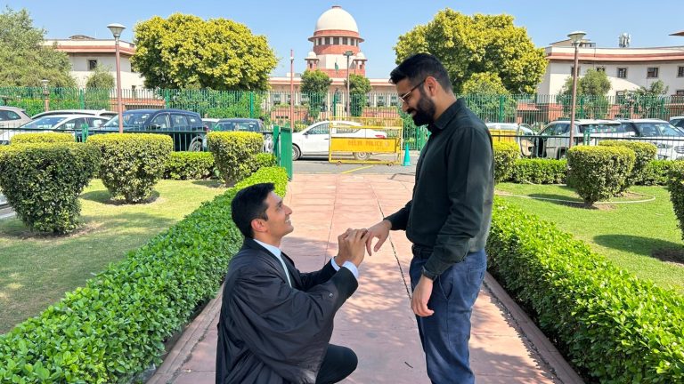 2 समलैंगिकों ने सुप्रीम कोर्ट परिसर में ही कर ली सगाई, 1 दिन पहले ठुकरा दी गई थी क़ानूनी मान्यता वाली इनकी माँग