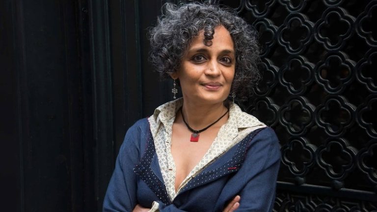 भारतीय सेना को बदनाम करने वाली अरुंधति रॉय पर चलेगा मुकदमा: दिल्ली के उप-राज्यपाल ने दी मंज़ूरी, कहा था – ‘कश्मीर कभी नहीं रहा भारत का अभिन्न अंग’