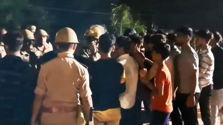 कलावा पहनने पर हाथ तोड़ा, जबरन लगवाए ‘पाकिस्तान ज़िंदाबाद’ के नारे, जूठे बर्तन साफ़ कराए, देवी-देवताओं की तस्वीरें फाड़ी: कश्मीरी छात्रों का अत्याचार