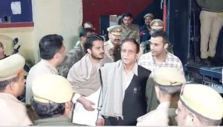 हाथ-पाँव तोड़ कर बिठा दो… आजम खान को सताया एनकाउंटर का डर, बीच में बैठने से भी किया इनकार: अलग-अलग जेल में शिफ्ट किए गए बाप-बेटे