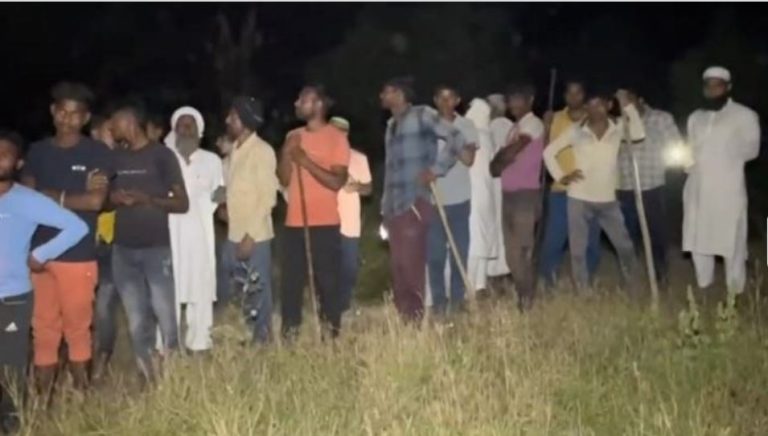 किसी लाश का सिर ले गए तो किसी का गुप्तांग, बागपत के कब्रिस्तानों में हो रही चोरी: अंधेरी रातों में लाठी-डंडे लेकर पहरा दे रहे लोग, पुलिस भी एक्शन में