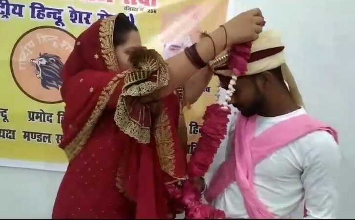 ‘इस्लामी आक्रांताओं के डर से मुस्लिम बने थे हमारे पूर्वज’: बरेली में खुशबू बानो ने अपनाया हिन्दू धर्म… अगत्स्य मुनि आश्रम में विकास के साथ लिए 7 फेरे