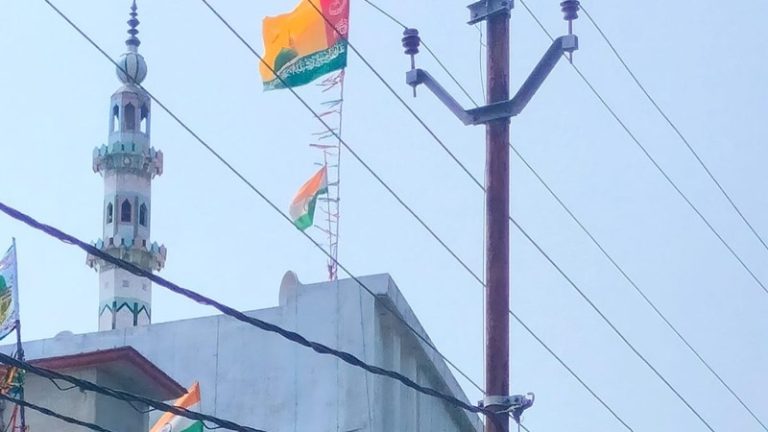 तिरंगे के ऊपर लहराया इस्लामी झंडा, बरेली में मस्जिद के मौलाना की करतूत.. पुलिस ने मोहम्मद अयूब के खिलाफ दर्ज की FIR