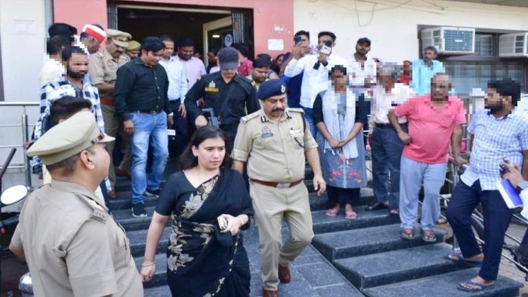 यूपी में छेड़खानी का विरोध करने पर नाबालिग छात्रा को ट्रेन के आगे फेंका, दोनों पैर और एक हाथ कटे: CM योगी ने ₹5 लाख दिए