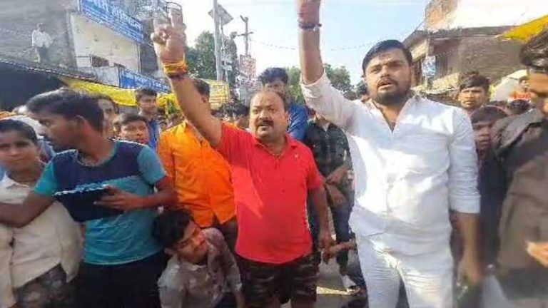 देवी जागरण के मंच पर चढ़कर मूर्ति पर फेंका काला कपड़ा; लगाए पाकिस्तान जिंदाबाद और हिंदुस्तान मुर्दाबाद के नारे… बस्ती में 2 मुस्लिम लड़कियों सहित कुल 9 पर FIR