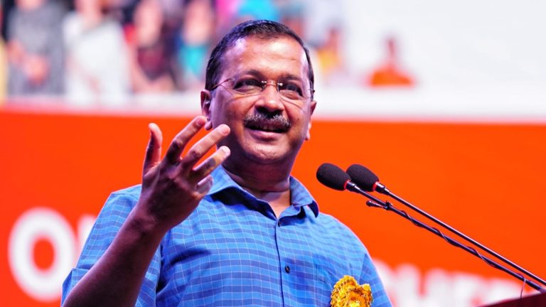 दिल्ली के 40 विभाग, 10 हजार सिविल डिफेंस वॉलंटियर: दीवाली से पहले बेरोजगार कर सकती है केजरीवाल सरकार, सैलरी के लिए कर रहे हैं प्रदर्शन