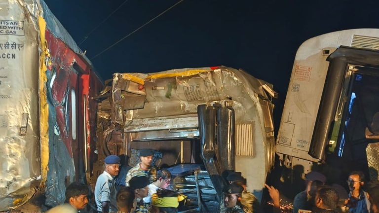 ‘अचानक से चीख-पुकार मची और लोग मुझ पर गिर पड़े’: बिहार में पटरी से उतरे नॉर्थ ईस्ट एक्सप्रेस के 21 डिब्बे, 4 मौतें