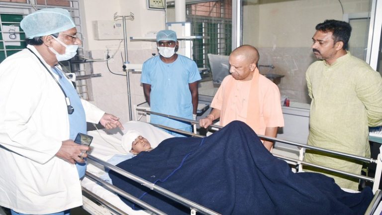 जिसके माँ-बाप, 2 बहनों और भाई को मार डाला, उस घायल बच्चे से मिले CM योगी: अस्पताल में चल रहा है अनमोल दुबे का इलाज, मुख्यमंत्री ने बँधाया ढाँढस