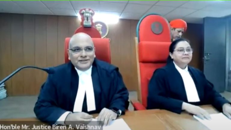 धीमे-धीमे मत बोलिए… गुजरात हाईकोर्ट के जज ने अपनी जूनियर जज से माँगी माफ़ी, सुनवाई के दौरान फ़ाइल छोड़-छाड़ कर निकल गए थे
