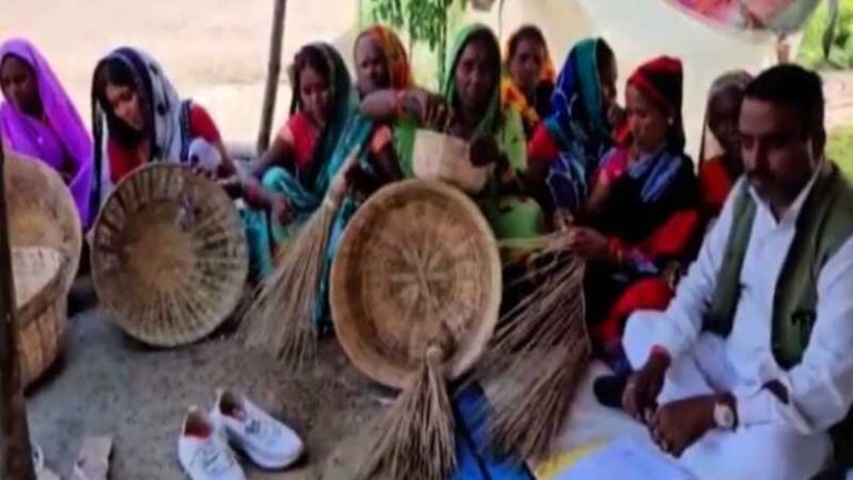 सरकार ने दलितों को दी जमीन, मुस्लिमों ने कर लिया कब्जा: कोर्ट में जीत के बाद भी झारखंड में नहीं हो रही सुनवाई, पुलिस आती है तो भगा देती हैं औरतें